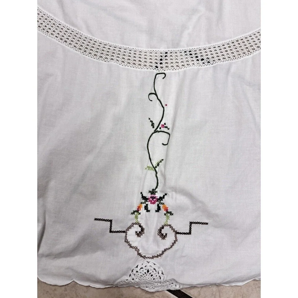 Vtg Linen Round Tablecloth White Embroidered Pink Flowers Cottage 61” Cottage